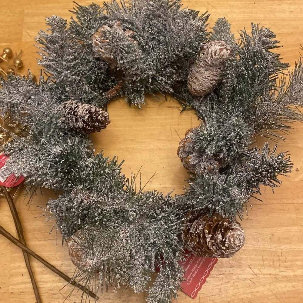 Wreath 12 in bundle with 2 gold color leaf picks. NWT Perfect holiday decor